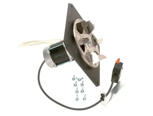Bosch Gebläse mit Metallpropeller, montiert auf einer schwarzen Grundplatte, verbunden mit einem Kabel und Stecker, zusammen mit Montagezubehör.
